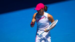 Швентек обыграла Зигемунд и вышла в четвертьфинал турнира в Штутгарте