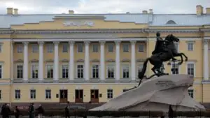 КС РФ вступился за россиянку, которой доначислили налог при продаже квартиры