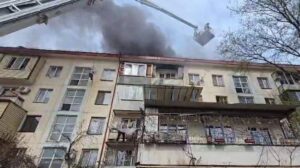 В Махачкале потушили пожар в многоквартирном доме