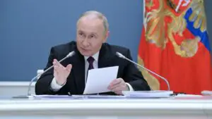 Путин поручил правоохранителям и гражданским органам координировать ограничения