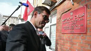 Федор Смолов пришел в суд по делу о драке в «Кофемании»