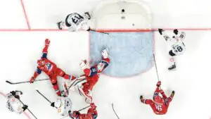 Матч КХЛ «Локомотив» — «Авангард» прервали на 20 минут из-за массовой потасовки