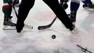 В Латвии хотят лишить тренерской лицензии экс-хоккеиста за игру в России