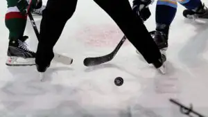 В Латвии хотят лишить тренерской лицензии экс-хоккеиста за игру в России