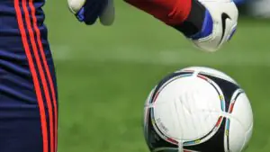 Вратарь «Сарагосы» получил красную карточку, а затем ударил соперника по лицу