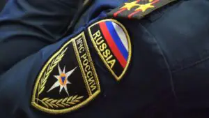 В Астрахани во время сильного ветра упал башенный кран, есть погибший