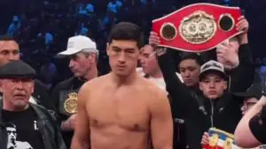 Россиянин Бивол победил Айфера в бою за титулы WBA и IBF в полутяжелом весе