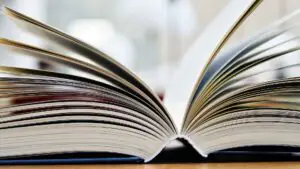 РИА Новости: первоклассникам надо проводить за чтением книг не более часа в день