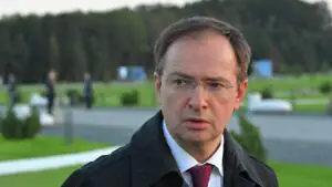 Мединский посоветовал родителям школьников доверять учителям