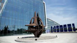 Euractiv: страны НАТО раздражены из-за заявления США о пересмотре размещения ВС