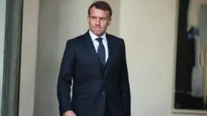 «Россия накажет». Дерзкая выходка Макрона привела французов в ярость