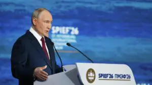 Путин поблагодарил ведущую пленарного заседания ПМЭФ Гиту Мохан за работу
