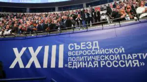 РИА Новости: участник СВО сделал предложение своей девушке на съезде ЕР в Москве