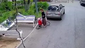 В Москве в парк мать заставила сына встать на колени и целовать ей ноги