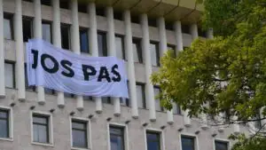 В Молдавии оппозиция вывесила баннер против правящей партии на здании парламента