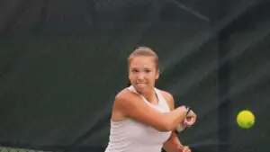 Российская теннисистка Лютова вышла в четвертьфинал на своем первом турнире WTA