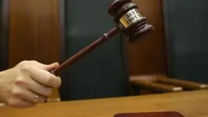 Женщину, которая подожгла банкоматы в Петербурге, осудили условно на 2 года