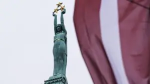 Пожилую жительницу Латвии лишили ВНЖ и просят покинуть страну