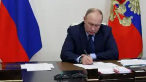 Путин продлил срок службы главе фельдъегерской службы Тихонову до октября 2027 г
