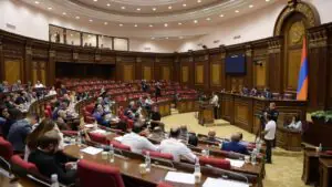 Депутаты партии Пашиняна устроили шоу в парламенте при упоминании Гарегина II