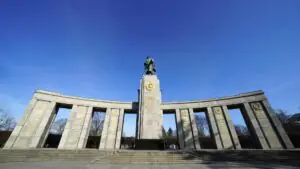 В Берлине возложили цветы к мемориалу советским воинам в День офицеров России
