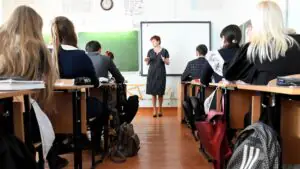 С 2027 года педагогам Кировской области повысят зарплаты