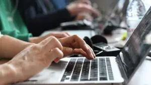 FT: все больше индийских специалистов в сфере IT теряют работу из-за ИИ