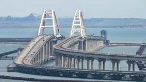 Очередь перед Крымским мостом со стороны Керчи выросла до 200 машин