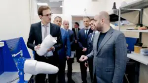 Вячеслав Федорищев посетил новый центр протезирования конечностей в Тольятти