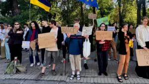 У здания Рады второй день проходит митинг против отставки Федорова