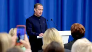 Медведев: нация сплачивается, когда перед ней возникают колоссальные трудности