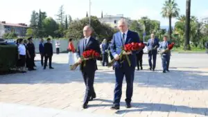 Кириенко прибыл с рабочим визитом в Абхазию и посетил памятник миротворцам