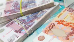 В 25 российских регионах зарплаты в мае превысили сто тысяч рублей