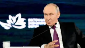 Путин: правительство РФ не сидит сложа руки, создает условия для бизнеса